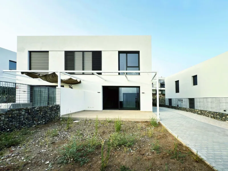 For sale: a stunning 4-bedroom, 3-bathroom townhouse located in the exclusive Riviera del Sol urbanization. The property is in perfect condition, ready to move into, with spacious, bright interiors and high-quality finishes. It offers breathtaking sea vie