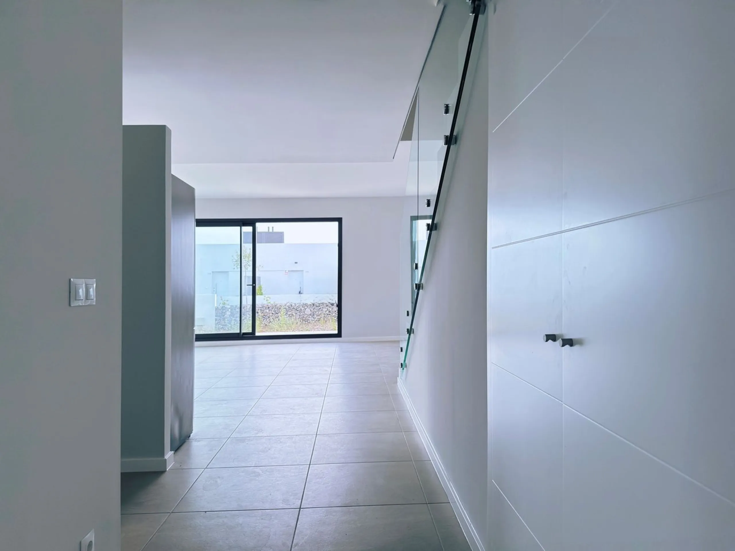 For sale: a stunning 4-bedroom, 3-bathroom townhouse located in the exclusive Riviera del Sol urbanization. The property is in perfect condition, ready to move into, with spacious, bright interiors and high-quality finishes. It offers breathtaking sea vie
