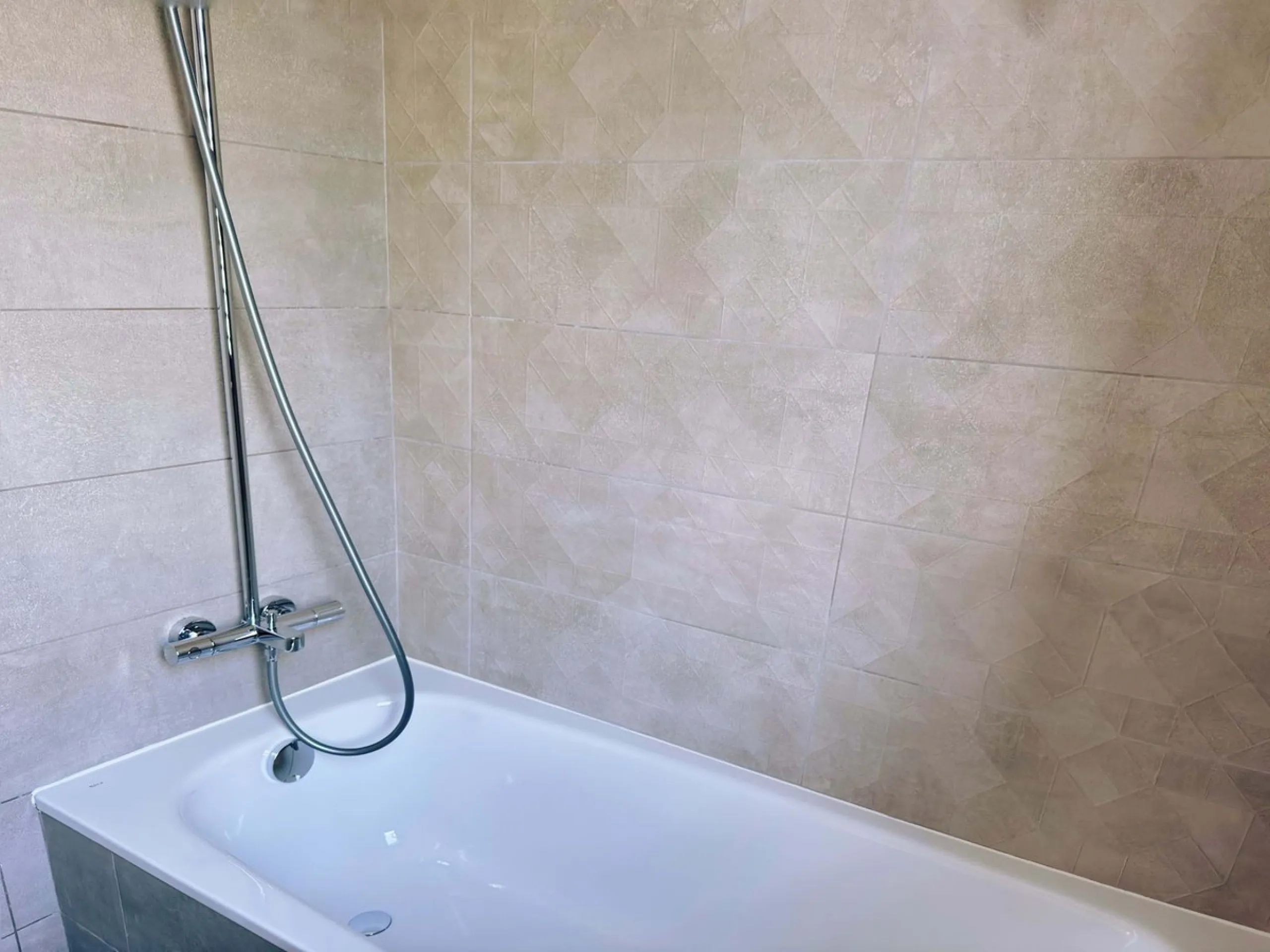 For sale: a stunning 4-bedroom, 3-bathroom townhouse located in the exclusive Riviera del Sol urbanization. The property is in perfect condition, ready to move into, with spacious, bright interiors and high-quality finishes. It offers breathtaking sea vie