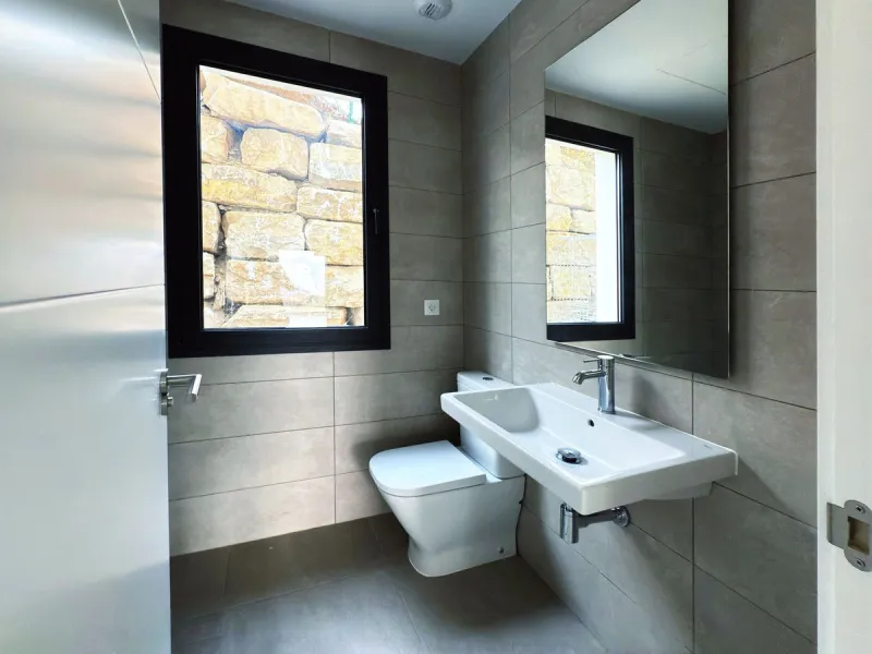 For sale: a stunning 4-bedroom, 3-bathroom townhouse located in the exclusive Riviera del Sol urbanization. The property is in perfect condition, ready to move into, with spacious, bright interiors and high-quality finishes. It offers breathtaking sea vie