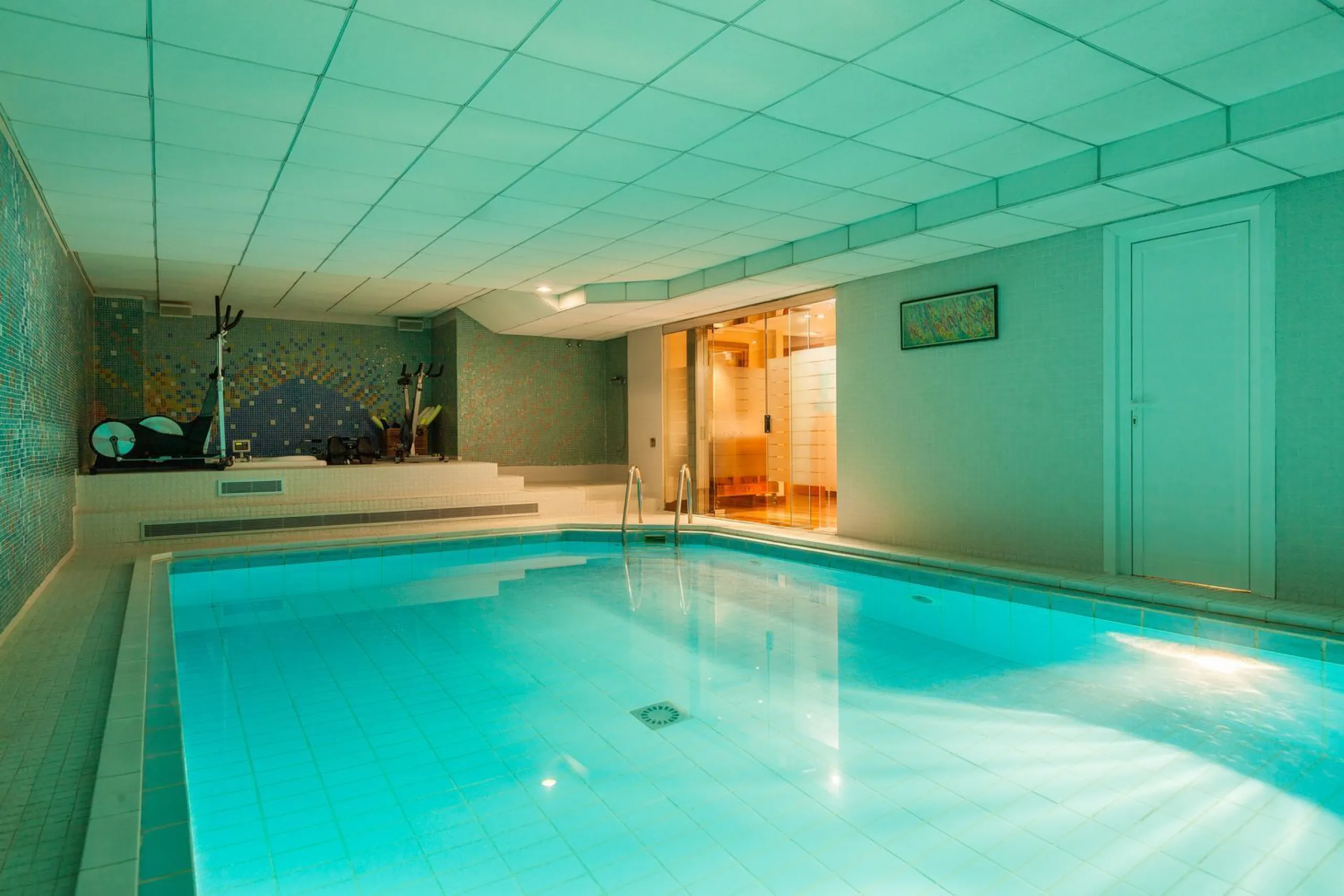 Villa de autor con piscina interior y exterior en Esplugues de Llobregat, Barcelona