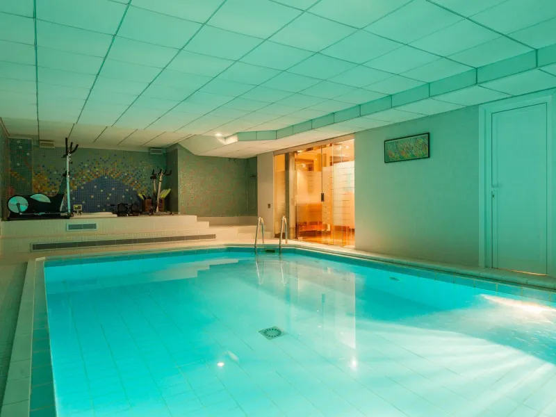 Villa de autor con piscina interior y exterior en Esplugues de Llobregat, Barcelona