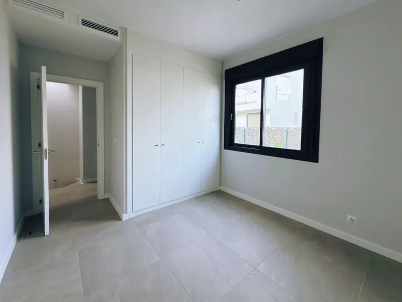 For sale: a stunning 4-bedroom, 3-bathroom townhouse located in the exclusive Riviera del Sol urbanization. The property is in perfect condition, ready to move into, with spacious, bright interiors and high-quality finishes. It offers breathtaking sea vie