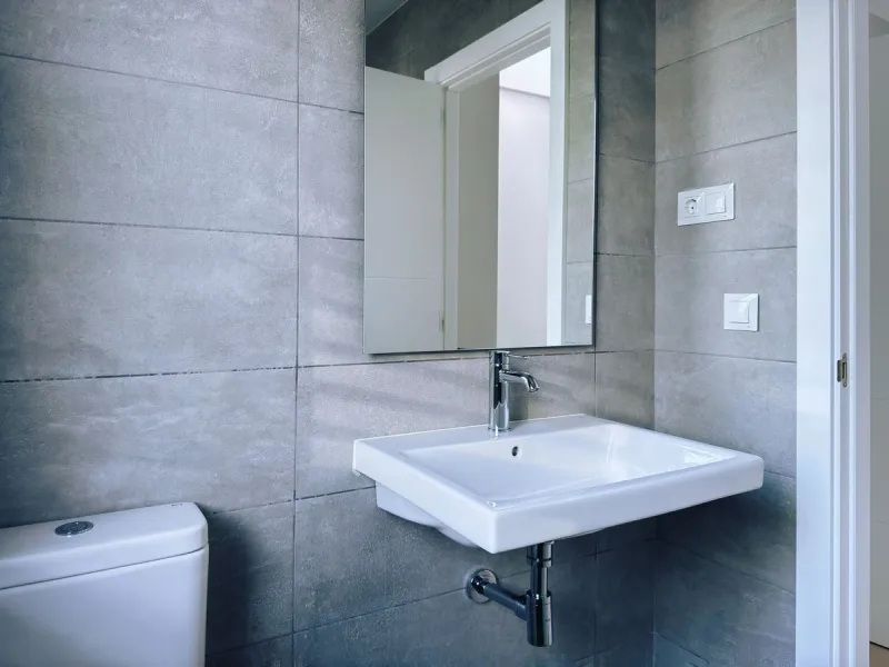 For sale: a stunning 4-bedroom, 3-bathroom townhouse located in the exclusive Riviera del Sol urbanization. The property is in perfect condition, ready to move into, with spacious, bright interiors and high-quality finishes. It offers breathtaking sea vie