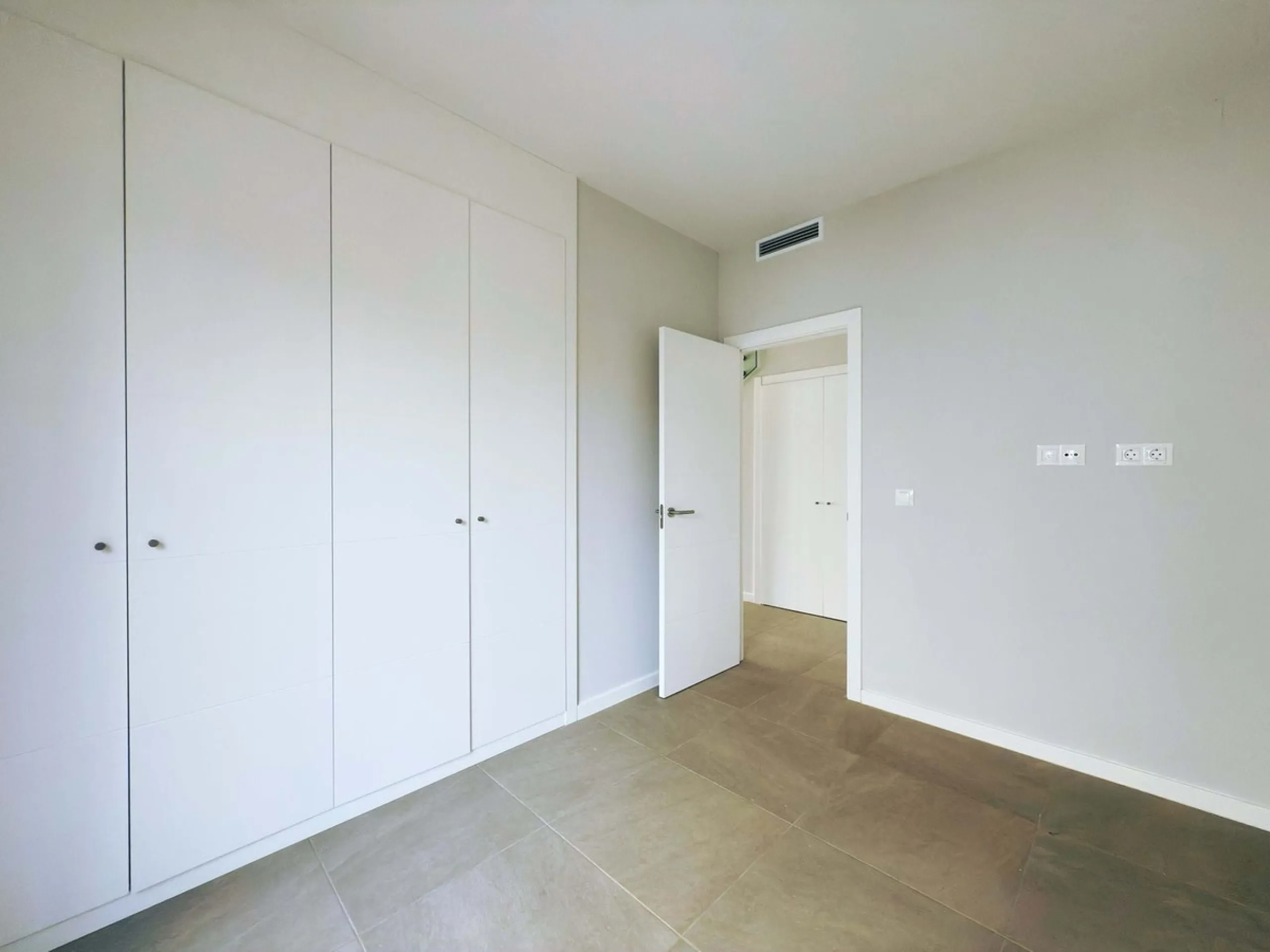 For sale: a stunning 4-bedroom, 3-bathroom townhouse located in the exclusive Riviera del Sol urbanization. The property is in perfect condition, ready to move into, with spacious, bright interiors and high-quality finishes. It offers breathtaking sea vie