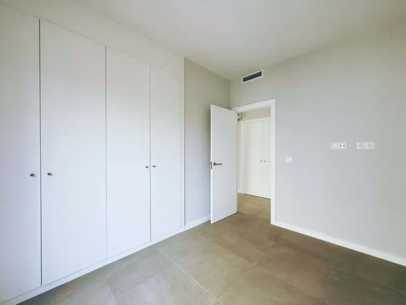 For sale: a stunning 4-bedroom, 3-bathroom townhouse located in the exclusive Riviera del Sol urbanization. The property is in perfect condition, ready to move into, with spacious, bright interiors and high-quality finishes. It offers breathtaking sea vie