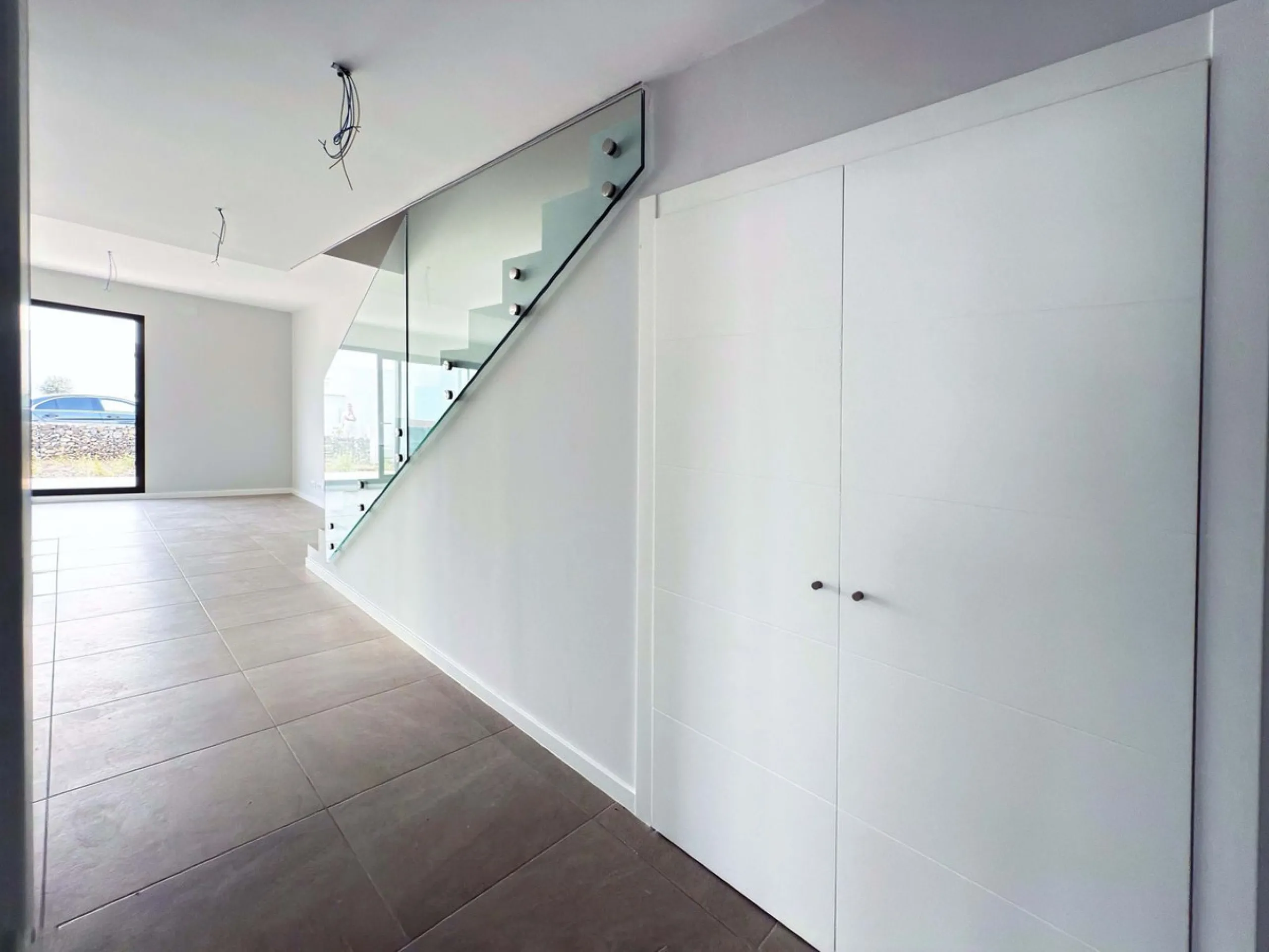 For sale: a stunning 4-bedroom, 3-bathroom townhouse located in the exclusive Riviera del Sol urbanization. The property is in perfect condition, ready to move into, with spacious, bright interiors and high-quality finishes. It offers breathtaking sea vie