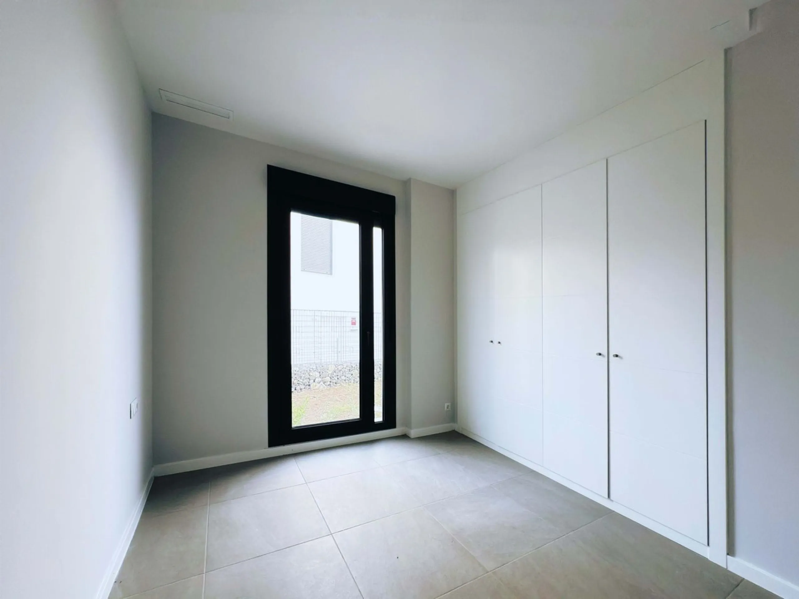 For sale: a stunning 4-bedroom, 3-bathroom townhouse located in the exclusive Riviera del Sol urbanization. The property is in perfect condition, ready to move into, with spacious, bright interiors and high-quality finishes. It offers breathtaking sea vie