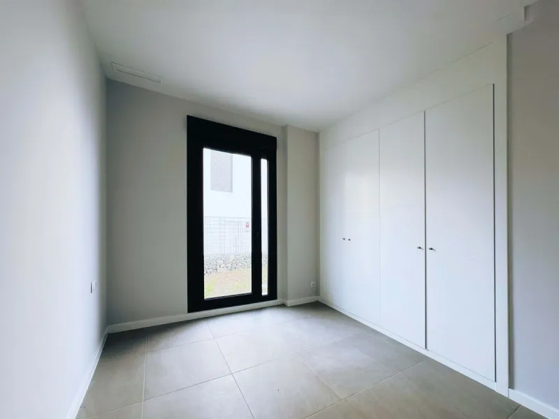 For sale: a stunning 4-bedroom, 3-bathroom townhouse located in the exclusive Riviera del Sol urbanization. The property is in perfect condition, ready to move into, with spacious, bright interiors and high-quality finishes. It offers breathtaking sea vie