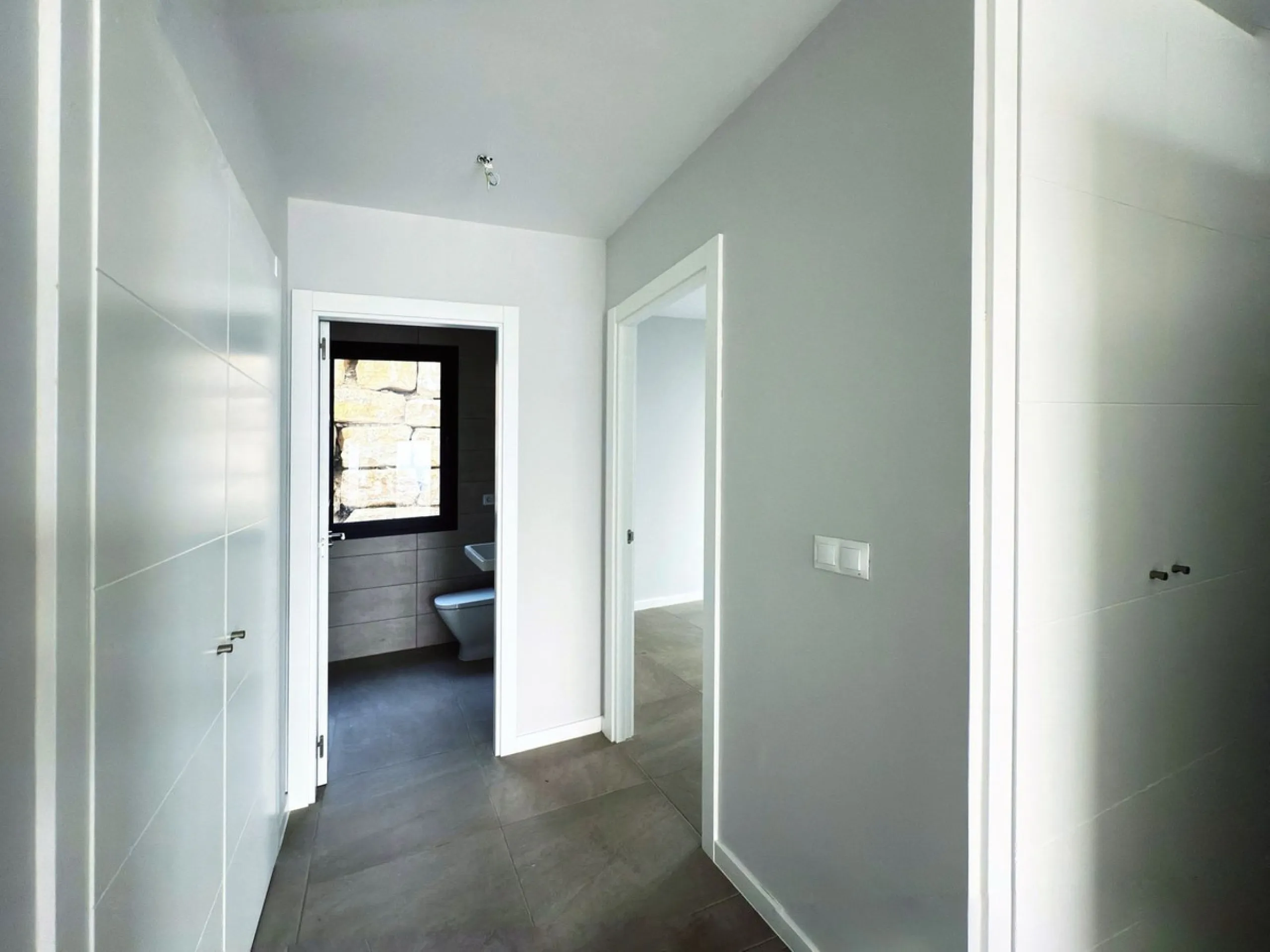For sale: a stunning 4-bedroom, 3-bathroom townhouse located in the exclusive Riviera del Sol urbanization. The property is in perfect condition, ready to move into, with spacious, bright interiors and high-quality finishes. It offers breathtaking sea vie