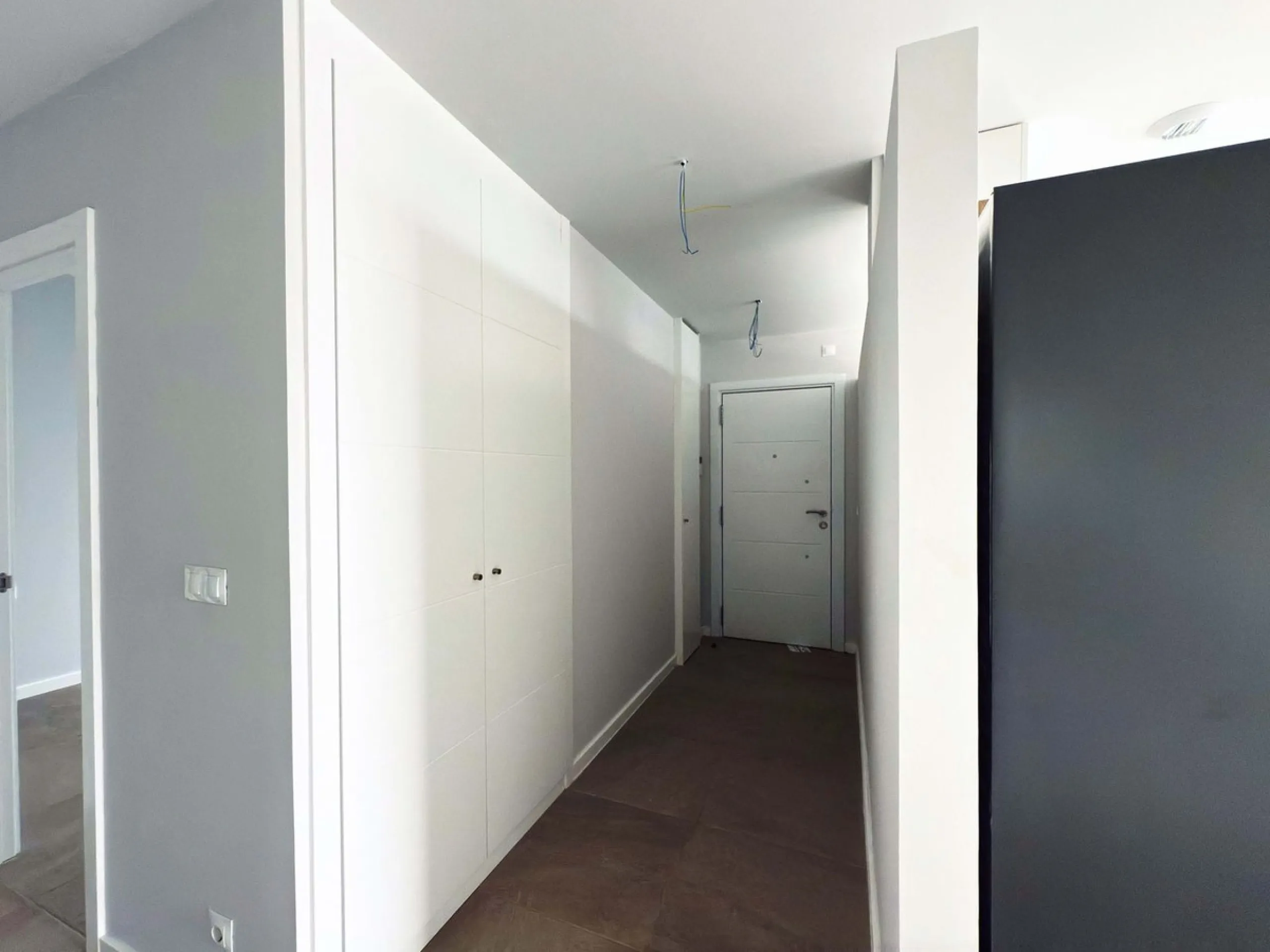 For sale: a stunning 4-bedroom, 3-bathroom townhouse located in the exclusive Riviera del Sol urbanization. The property is in perfect condition, ready to move into, with spacious, bright interiors and high-quality finishes. It offers breathtaking sea vie