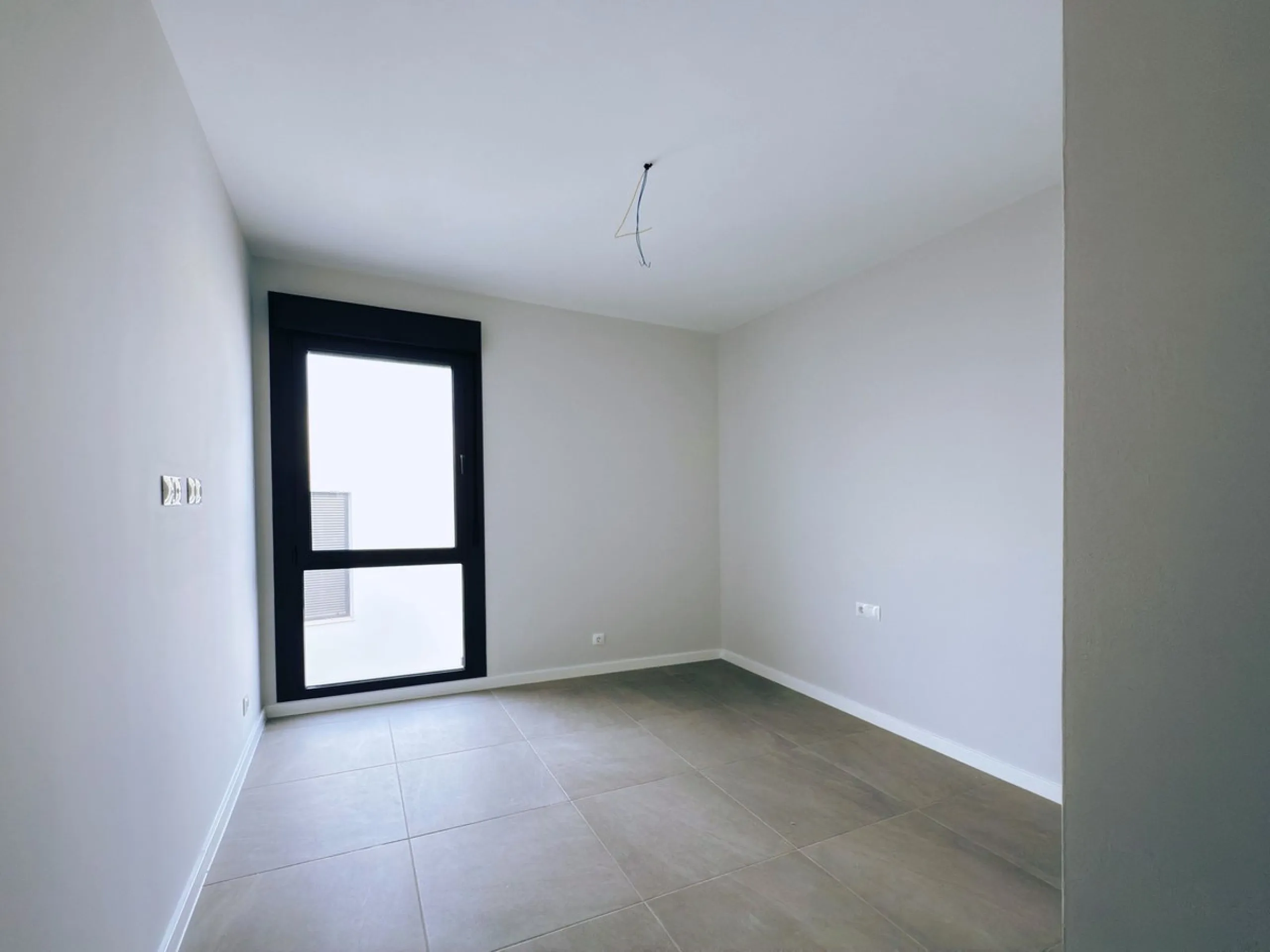 For sale: a stunning 4-bedroom, 3-bathroom townhouse located in the exclusive Riviera del Sol urbanization. The property is in perfect condition, ready to move into, with spacious, bright interiors and high-quality finishes. It offers breathtaking sea vie