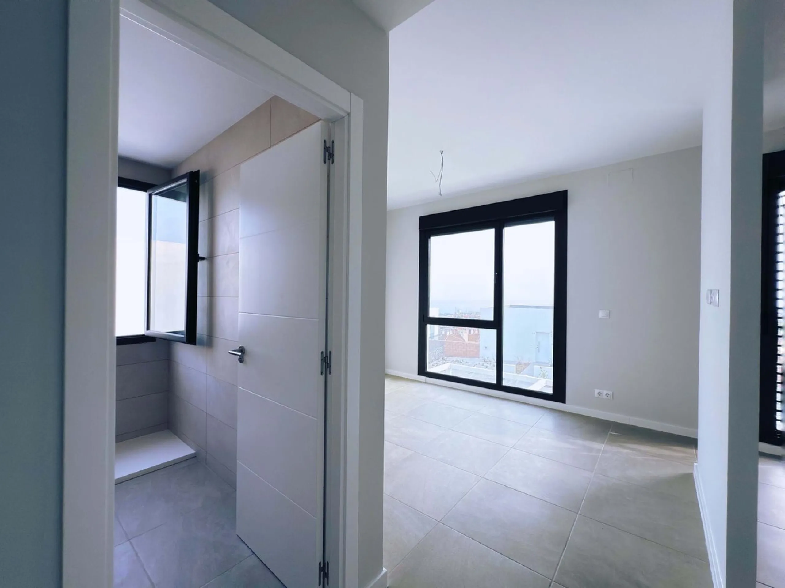 For sale: a stunning 4-bedroom, 3-bathroom townhouse located in the exclusive Riviera del Sol urbanization. The property is in perfect condition, ready to move into, with spacious, bright interiors and high-quality finishes. It offers breathtaking sea vie