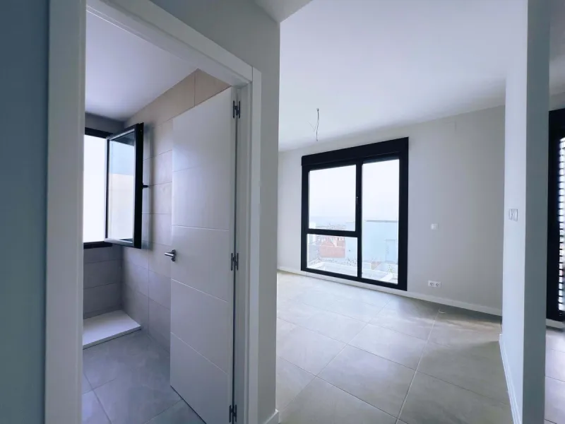 For sale: a stunning 4-bedroom, 3-bathroom townhouse located in the exclusive Riviera del Sol urbanization. The property is in perfect condition, ready to move into, with spacious, bright interiors and high-quality finishes. It offers breathtaking sea vie