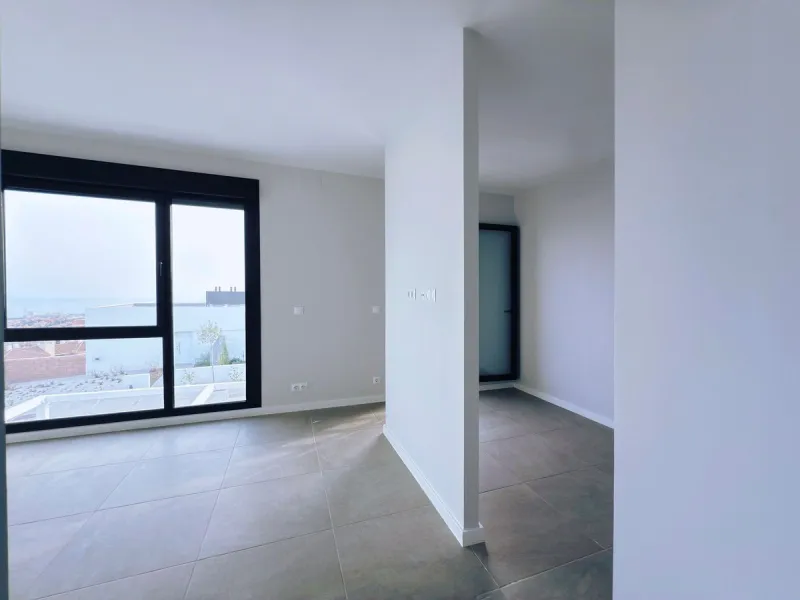 For sale: a stunning 4-bedroom, 3-bathroom townhouse located in the exclusive Riviera del Sol urbanization. The property is in perfect condition, ready to move into, with spacious, bright interiors and high-quality finishes. It offers breathtaking sea vie
