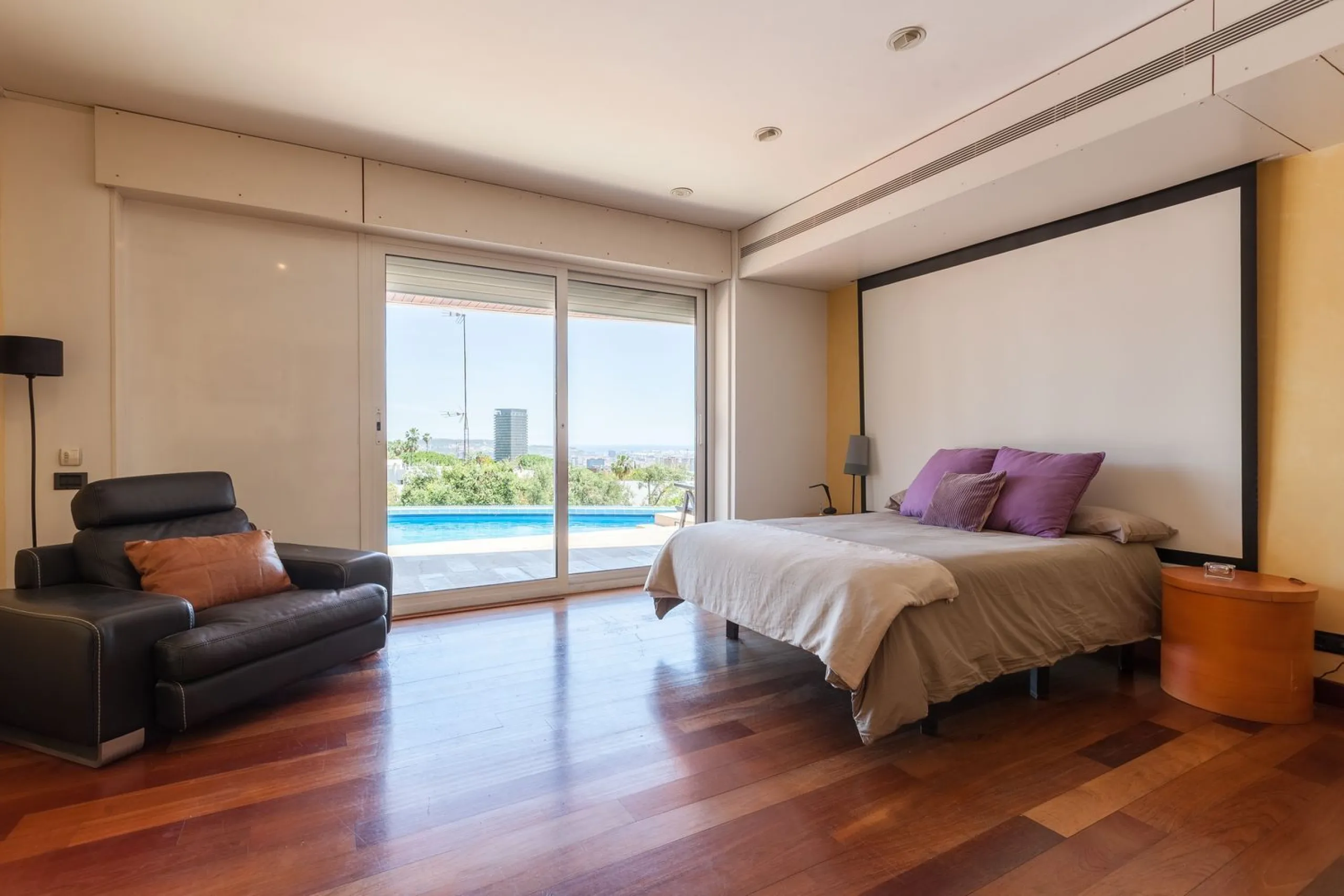 Villa de autor con piscina interior y exterior en Esplugues de Llobregat, Barcelona