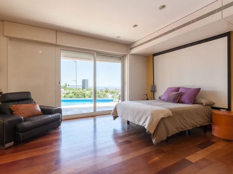 Villa de autor con piscina interior y exterior en Esplugues de Llobregat, Barcelona