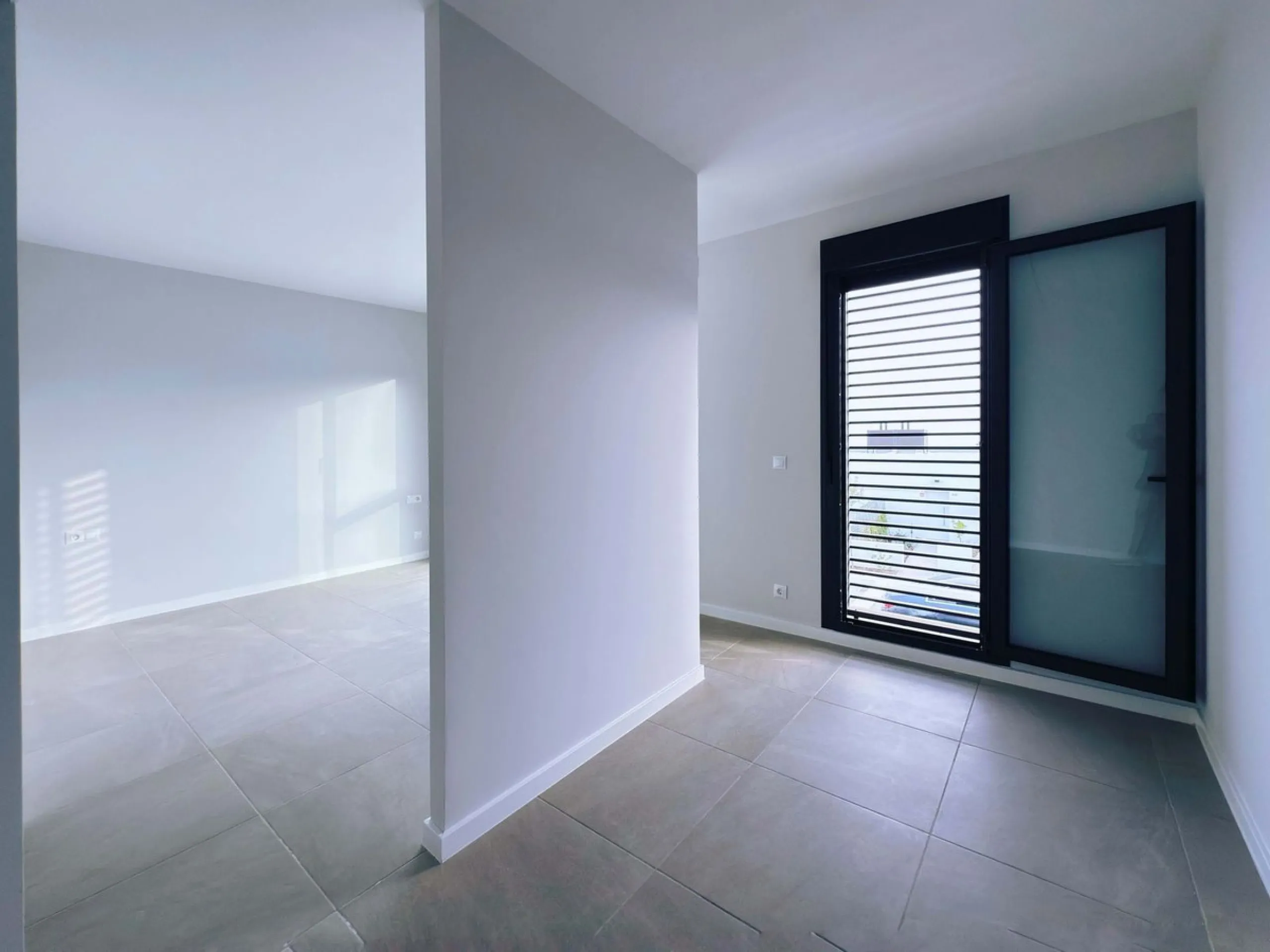 For sale: a stunning 4-bedroom, 3-bathroom townhouse located in the exclusive Riviera del Sol urbanization. The property is in perfect condition, ready to move into, with spacious, bright interiors and high-quality finishes. It offers breathtaking sea vie