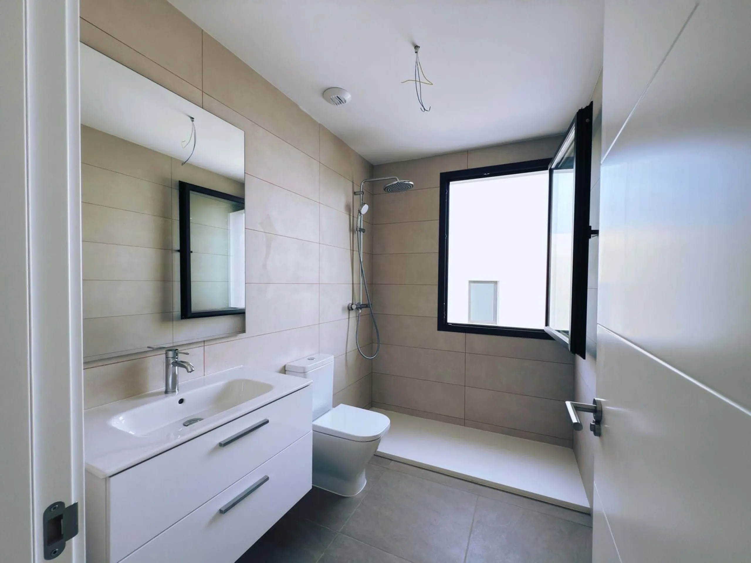 For sale: a stunning 4-bedroom, 3-bathroom townhouse located in the exclusive Riviera del Sol urbanization. The property is in perfect condition, ready to move into, with spacious, bright interiors and high-quality finishes. It offers breathtaking sea vie