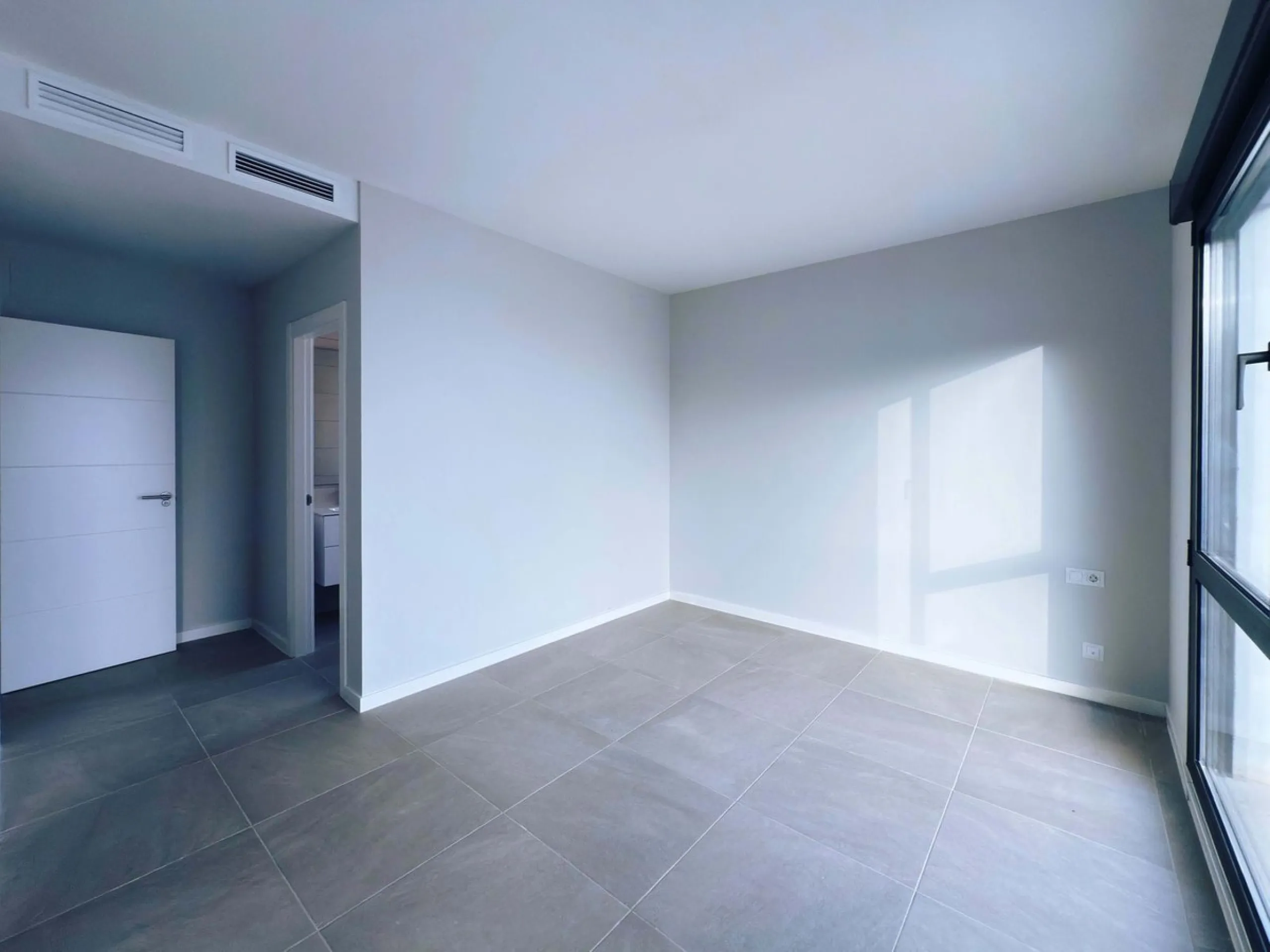 For sale: a stunning 4-bedroom, 3-bathroom townhouse located in the exclusive Riviera del Sol urbanization. The property is in perfect condition, ready to move into, with spacious, bright interiors and high-quality finishes. It offers breathtaking sea vie