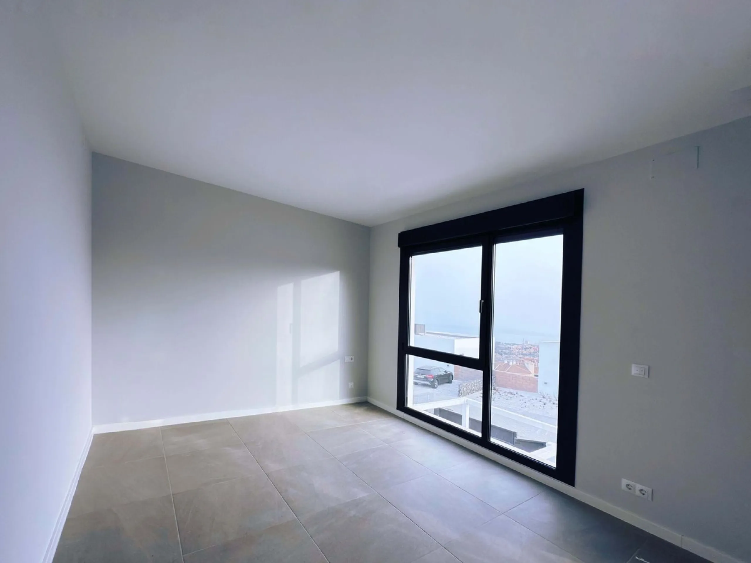 For sale: a stunning 4-bedroom, 3-bathroom townhouse located in the exclusive Riviera del Sol urbanization. The property is in perfect condition, ready to move into, with spacious, bright interiors and high-quality finishes. It offers breathtaking sea vie