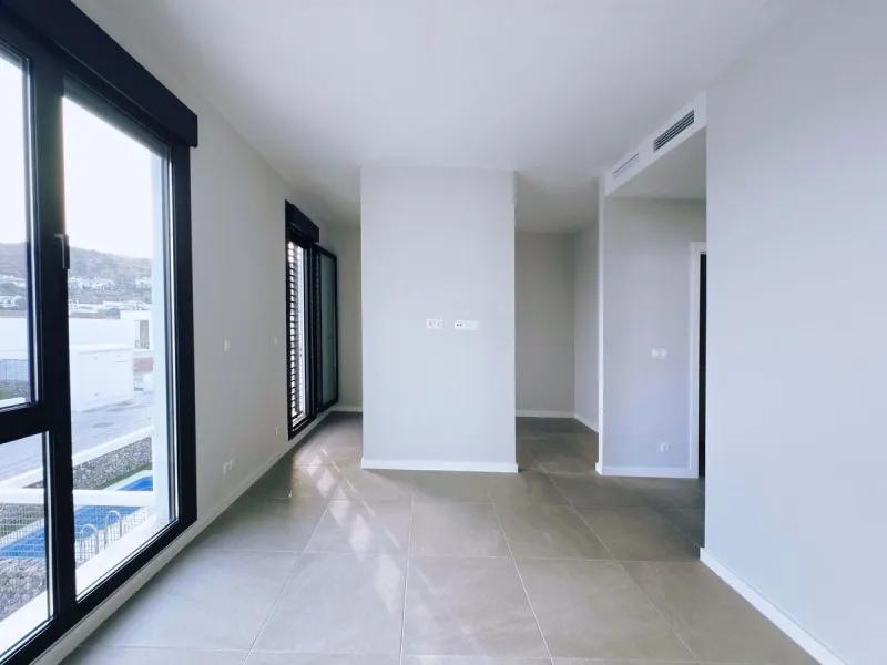 For sale: a stunning 4-bedroom, 3-bathroom townhouse located in the exclusive Riviera del Sol urbanization. The property is in perfect condition, ready to move into, with spacious, bright interiors and high-quality finishes. It offers breathtaking sea vie