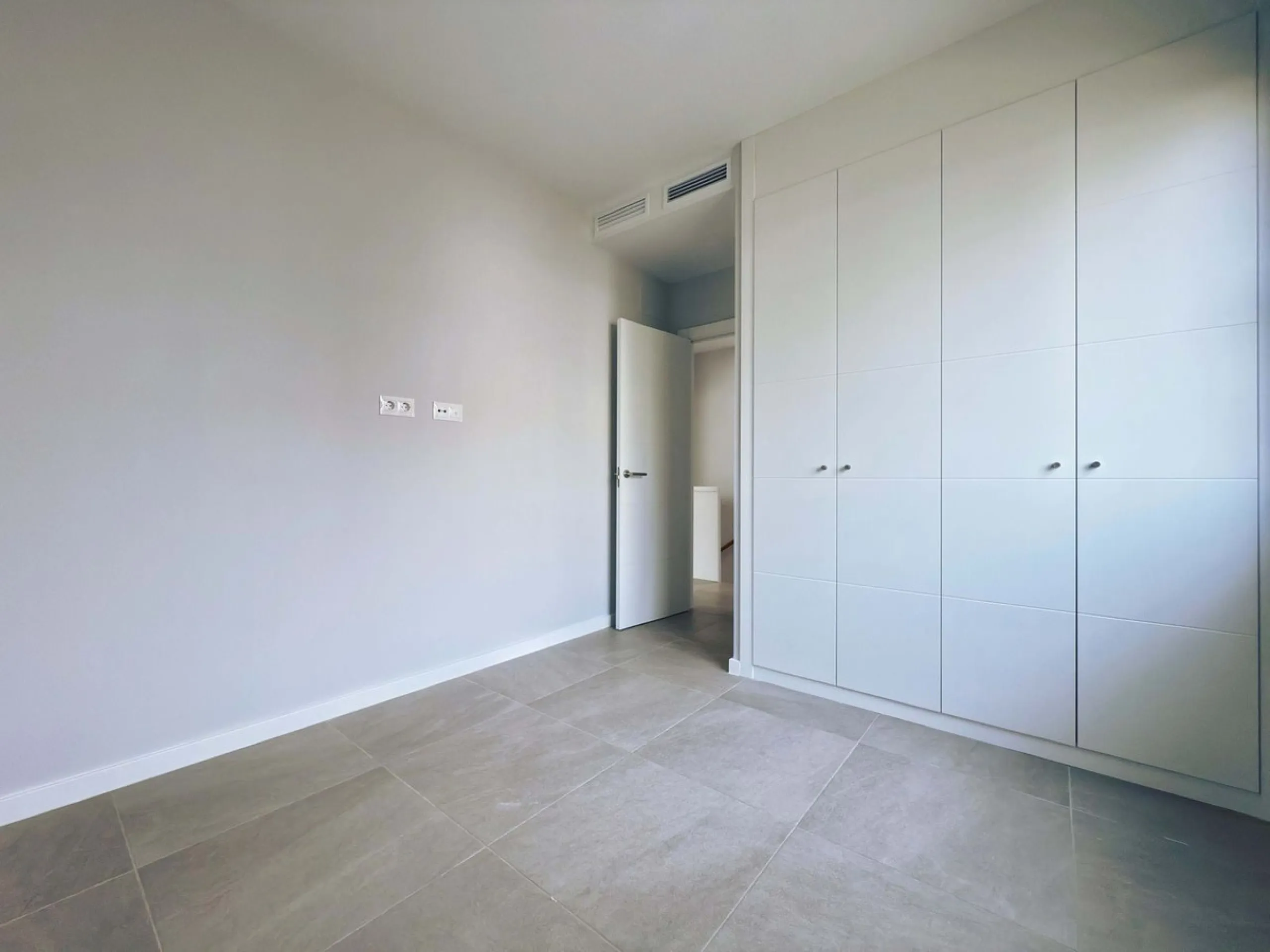 For sale: a stunning 4-bedroom, 3-bathroom townhouse located in the exclusive Riviera del Sol urbanization. The property is in perfect condition, ready to move into, with spacious, bright interiors and high-quality finishes. It offers breathtaking sea vie
