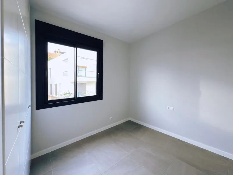 For sale: a stunning 4-bedroom, 3-bathroom townhouse located in the exclusive Riviera del Sol urbanization. The property is in perfect condition, ready to move into, with spacious, bright interiors and high-quality finishes. It offers breathtaking sea vie