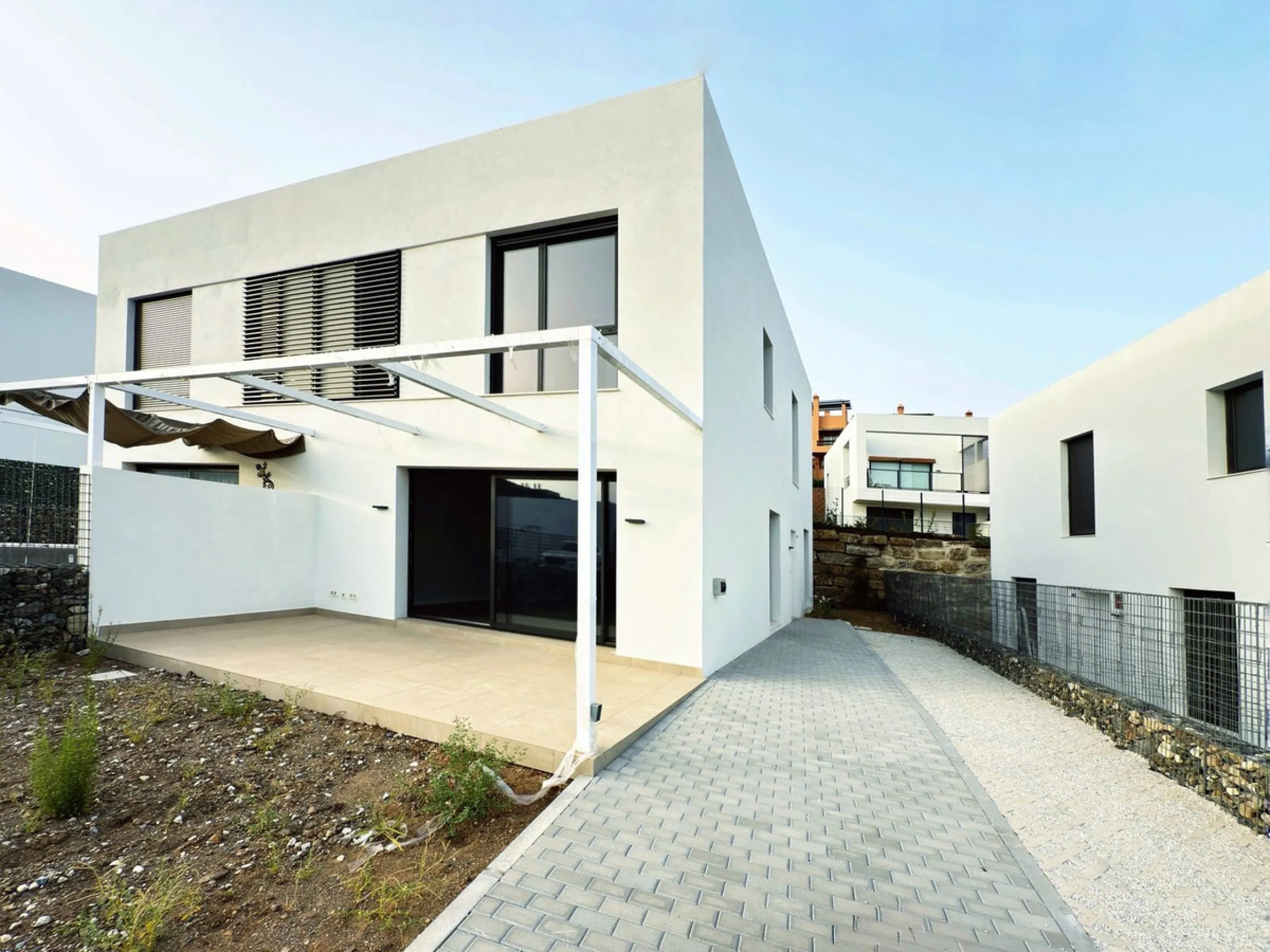 For sale: a stunning 4-bedroom, 3-bathroom townhouse located in the exclusive Riviera del Sol urbanization. The property is in perfect condition, ready to move into, with spacious, bright interiors and high-quality finishes. It offers breathtaking sea vie