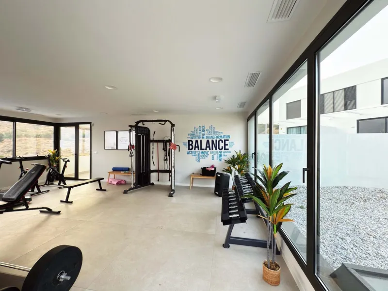 For sale: a stunning 4-bedroom, 3-bathroom townhouse located in the exclusive Riviera del Sol urbanization. The property is in perfect condition, ready to move into, with spacious, bright interiors and high-quality finishes. It offers breathtaking sea vie