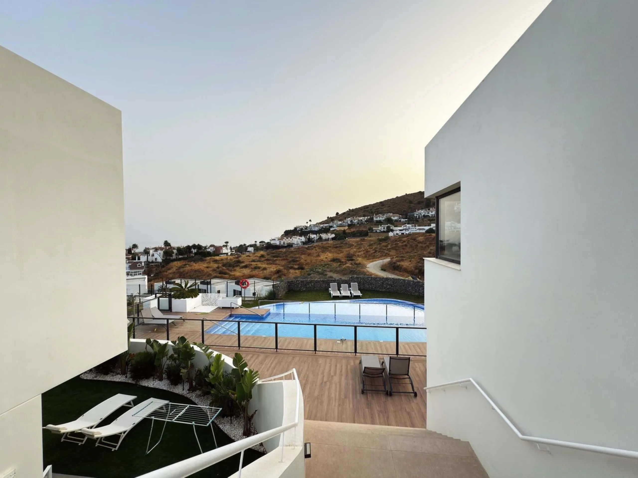 For sale: a stunning 4-bedroom, 3-bathroom townhouse located in the exclusive Riviera del Sol urbanization. The property is in perfect condition, ready to move into, with spacious, bright interiors and high-quality finishes. It offers breathtaking sea vie