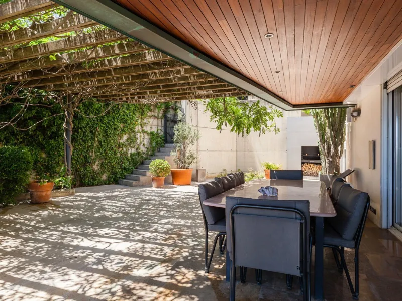 Villa de autor con piscina interior y exterior en Esplugues de Llobregat, Barcelona