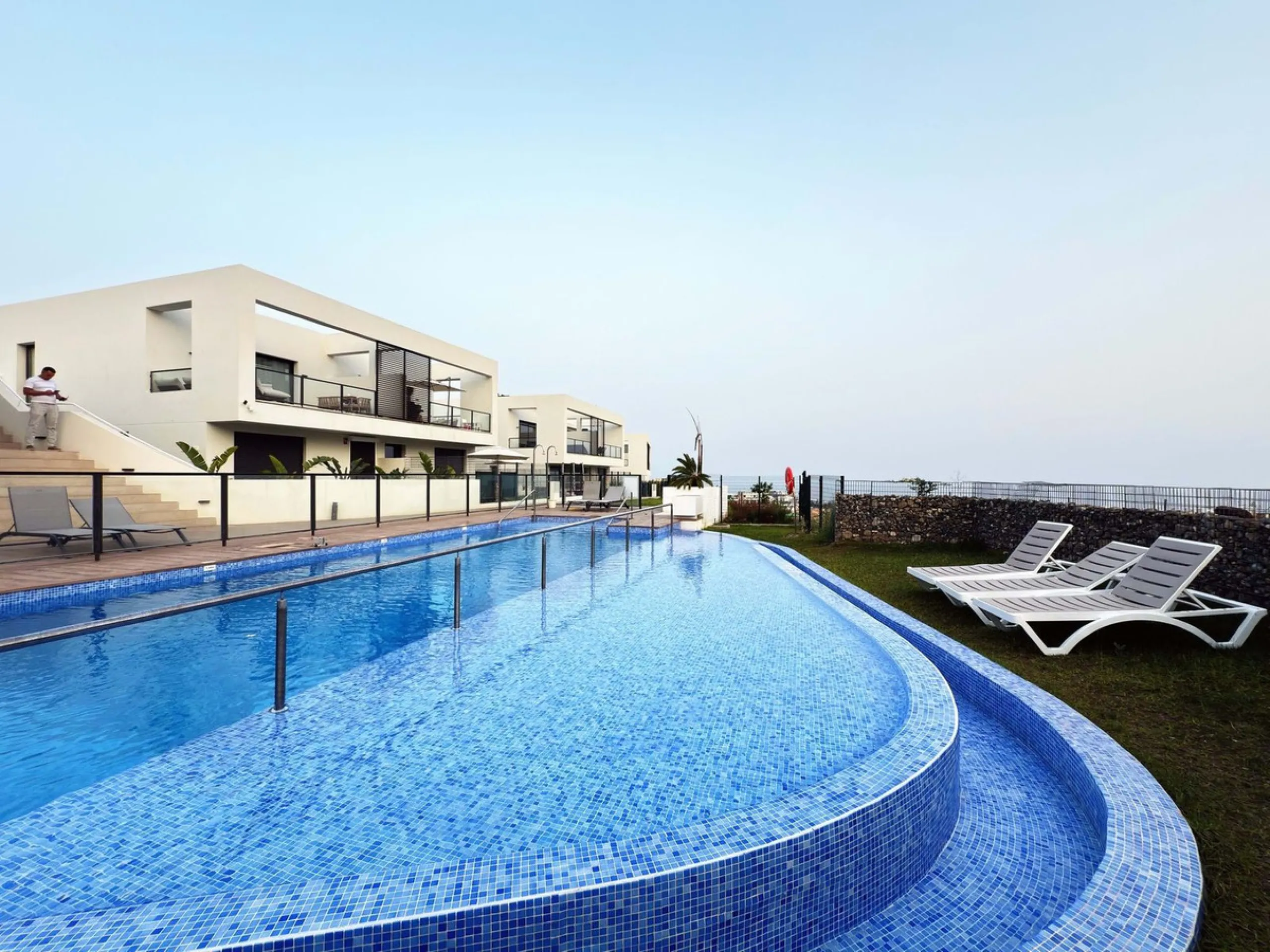 For sale: a stunning 4-bedroom, 3-bathroom townhouse located in the exclusive Riviera del Sol urbanization. The property is in perfect condition, ready to move into, with spacious, bright interiors and high-quality finishes. It offers breathtaking sea vie
