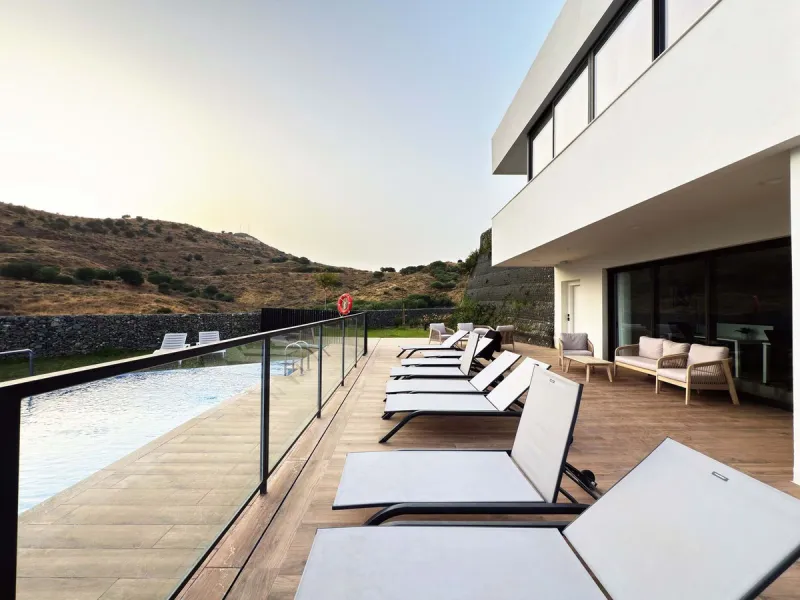 For sale: a stunning 4-bedroom, 3-bathroom townhouse located in the exclusive Riviera del Sol urbanization. The property is in perfect condition, ready to move into, with spacious, bright interiors and high-quality finishes. It offers breathtaking sea vie