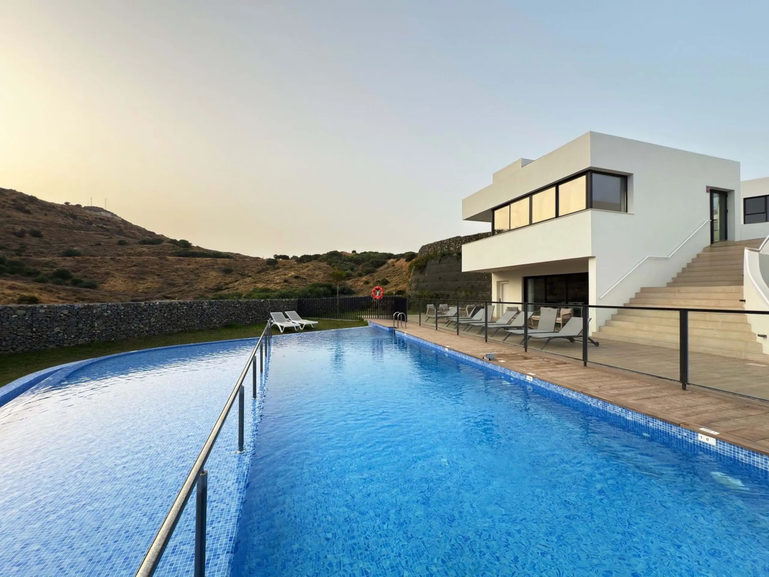 For sale: a stunning 4-bedroom, 3-bathroom townhouse located in the exclusive Riviera del Sol urbanization. The property is in perfect condition, ready to move into, with spacious, bright interiors and high-quality finishes. It offers breathtaking sea vie