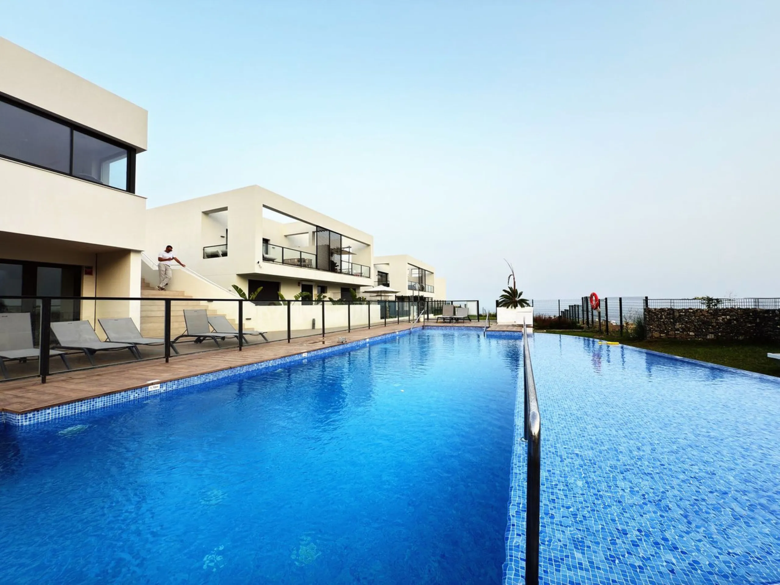 For sale: a stunning 4-bedroom, 3-bathroom townhouse located in the exclusive Riviera del Sol urbanization. The property is in perfect condition, ready to move into, with spacious, bright interiors and high-quality finishes. It offers breathtaking sea vie