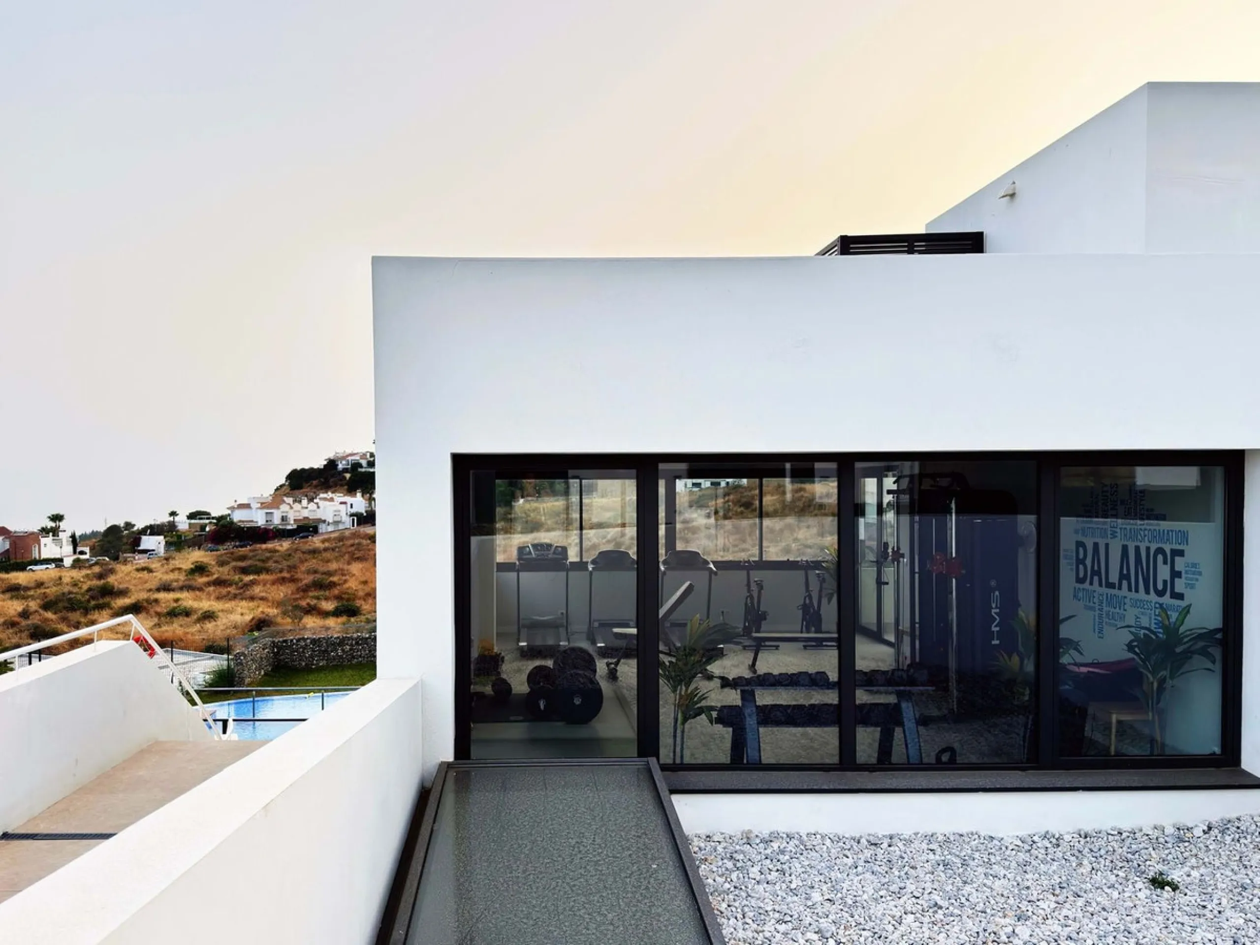 For sale: a stunning 4-bedroom, 3-bathroom townhouse located in the exclusive Riviera del Sol urbanization. The property is in perfect condition, ready to move into, with spacious, bright interiors and high-quality finishes. It offers breathtaking sea vie