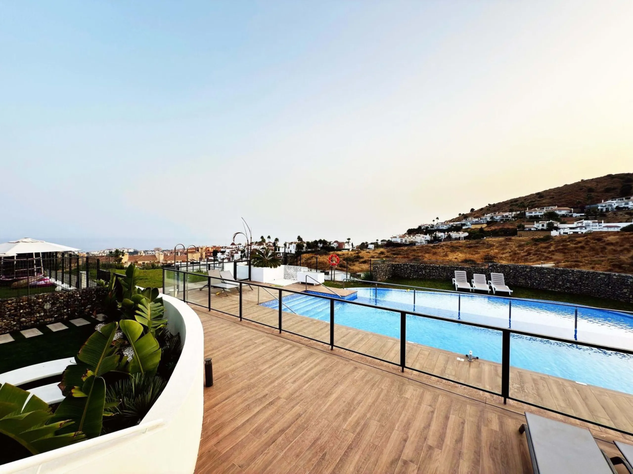 For sale: a stunning 4-bedroom, 3-bathroom townhouse located in the exclusive Riviera del Sol urbanization. The property is in perfect condition, ready to move into, with spacious, bright interiors and high-quality finishes. It offers breathtaking sea vie
