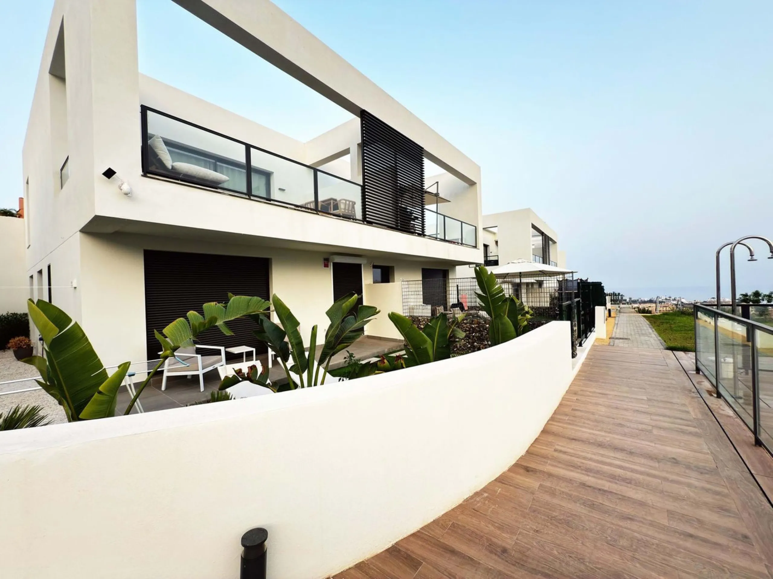 For sale: a stunning 4-bedroom, 3-bathroom townhouse located in the exclusive Riviera del Sol urbanization. The property is in perfect condition, ready to move into, with spacious, bright interiors and high-quality finishes. It offers breathtaking sea vie