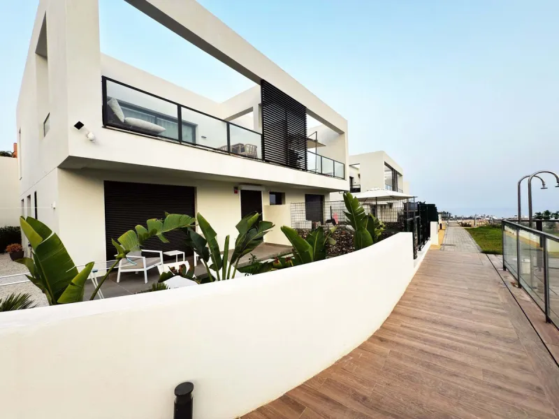 For sale: a stunning 4-bedroom, 3-bathroom townhouse located in the exclusive Riviera del Sol urbanization. The property is in perfect condition, ready to move into, with spacious, bright interiors and high-quality finishes. It offers breathtaking sea vie