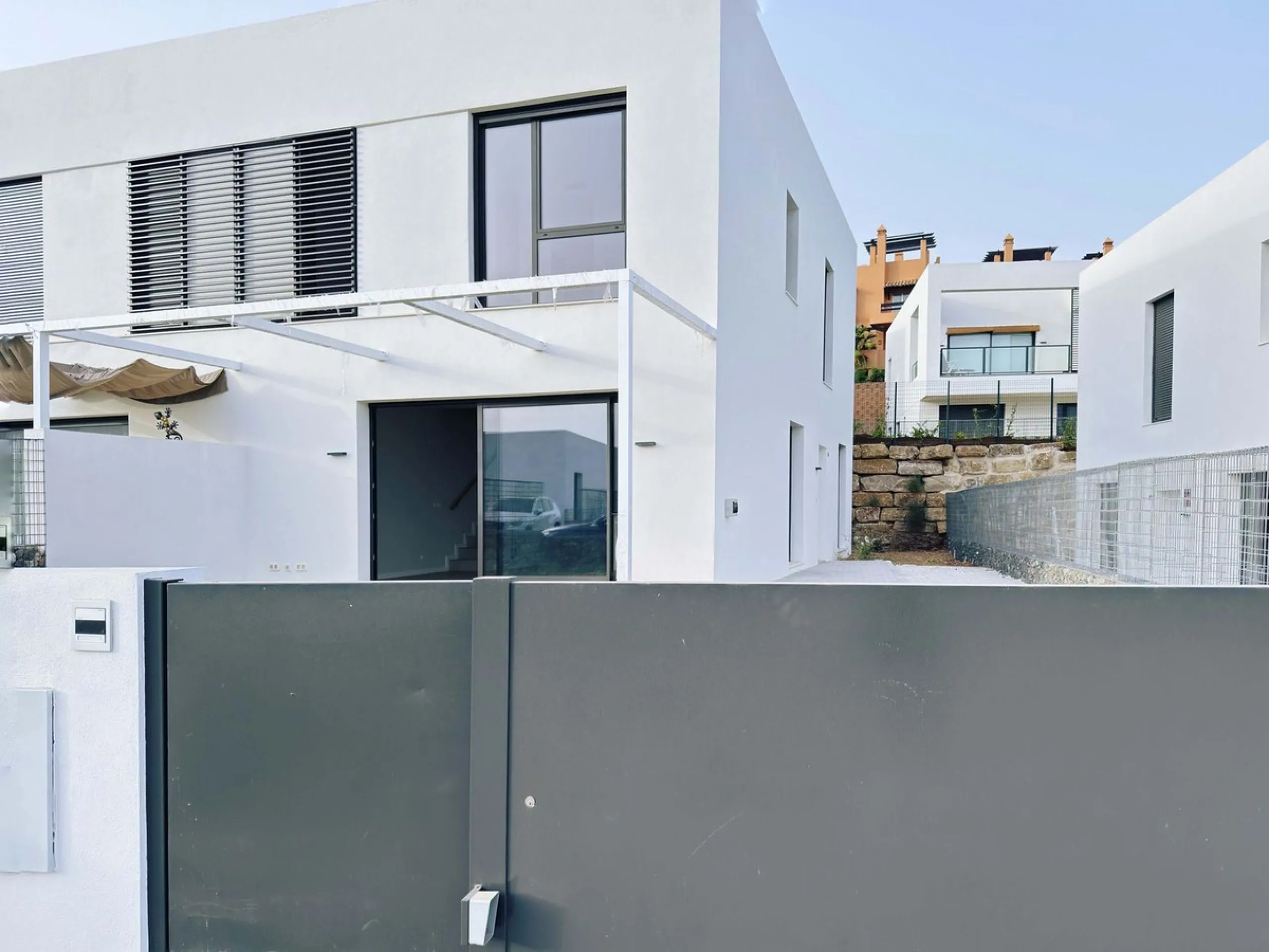 For sale: a stunning 4-bedroom, 3-bathroom townhouse located in the exclusive Riviera del Sol urbanization. The property is in perfect condition, ready to move into, with spacious, bright interiors and high-quality finishes. It offers breathtaking sea vie