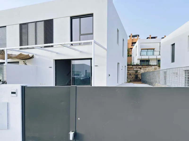 For sale: a stunning 4-bedroom, 3-bathroom townhouse located in the exclusive Riviera del Sol urbanization. The property is in perfect condition, ready to move into, with spacious, bright interiors and high-quality finishes. It offers breathtaking sea vie