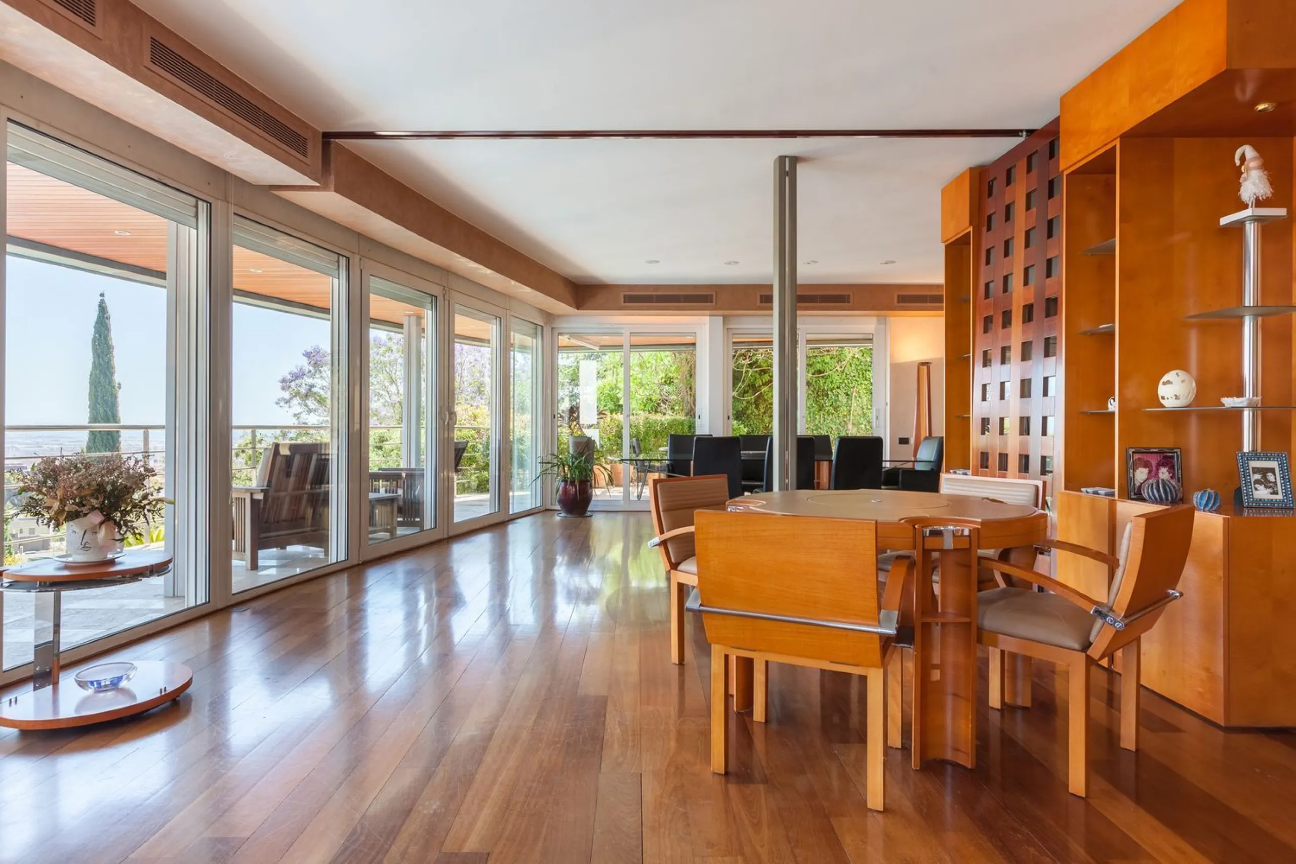 Villa de autor con piscina interior y exterior en Esplugues de Llobregat, Barcelona