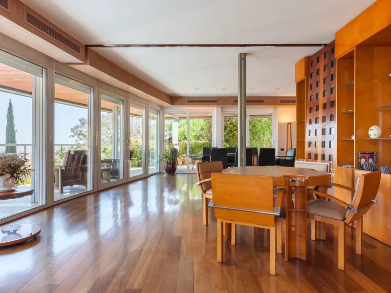 Villa de autor con piscina interior y exterior en Esplugues de Llobregat, Barcelona