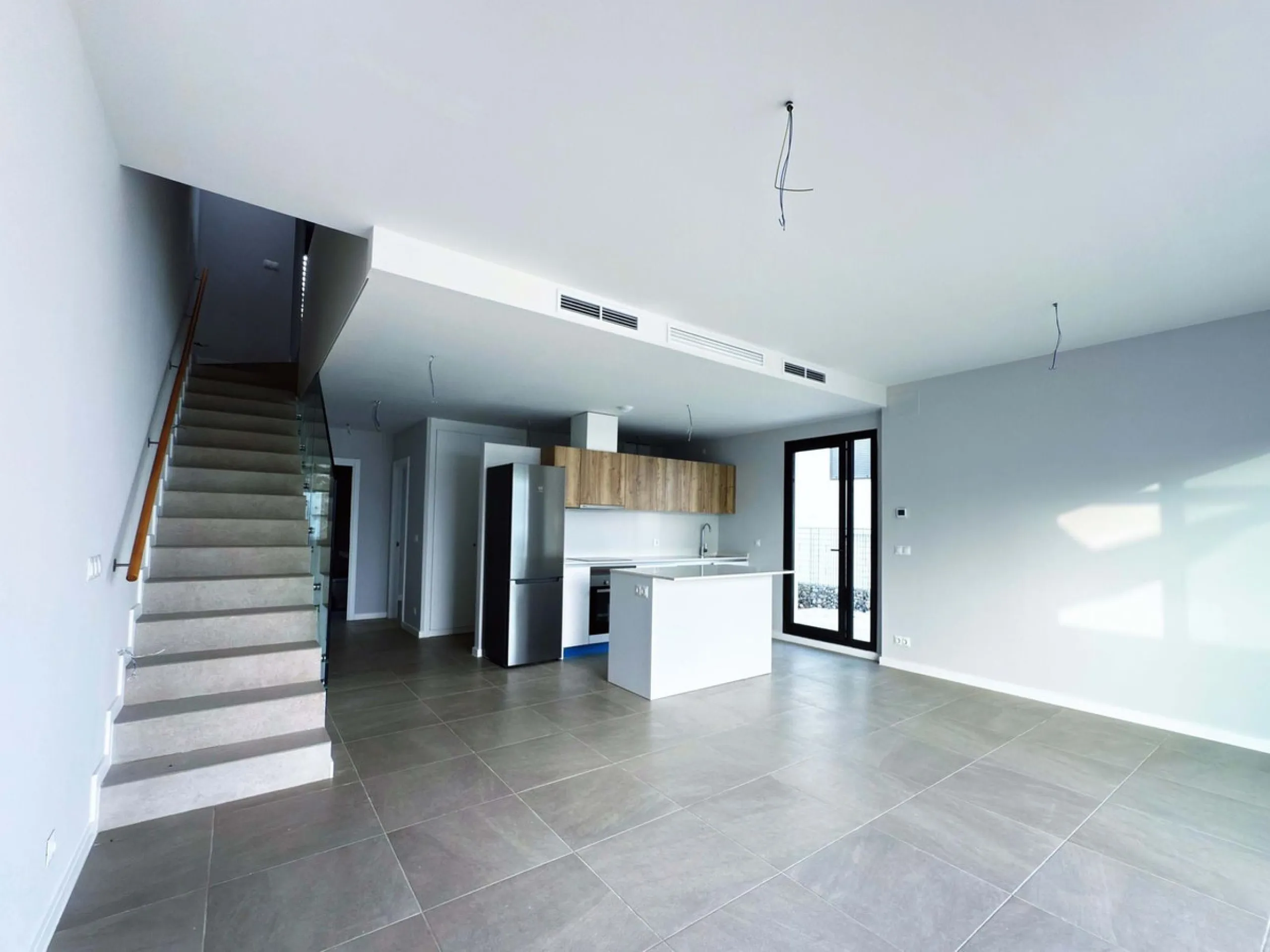 For sale: a stunning 4-bedroom, 3-bathroom townhouse located in the exclusive Riviera del Sol urbanization. The property is in perfect condition, ready to move into, with spacious, bright interiors and high-quality finishes. It offers breathtaking sea vie