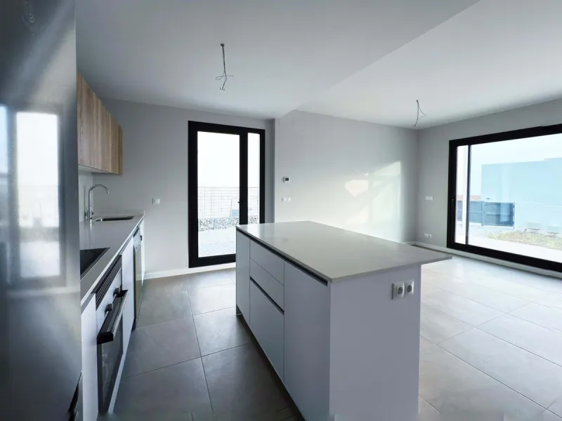 For sale: a stunning 4-bedroom, 3-bathroom townhouse located in the exclusive Riviera del Sol urbanization. The property is in perfect condition, ready to move into, with spacious, bright interiors and high-quality finishes. It offers breathtaking sea vie