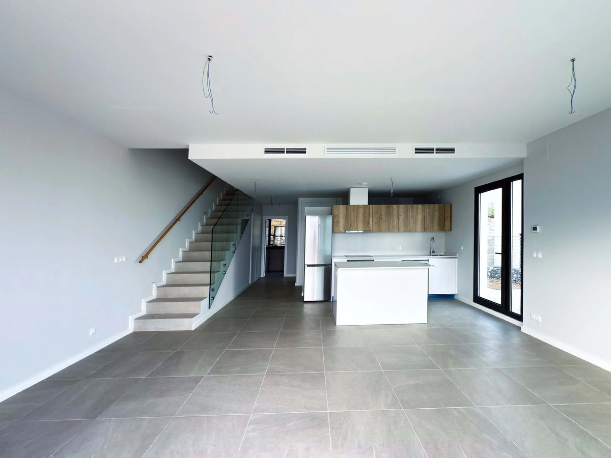 For sale: a stunning 4-bedroom, 3-bathroom townhouse located in the exclusive Riviera del Sol urbanization. The property is in perfect condition, ready to move into, with spacious, bright interiors and high-quality finishes. It offers breathtaking sea vie