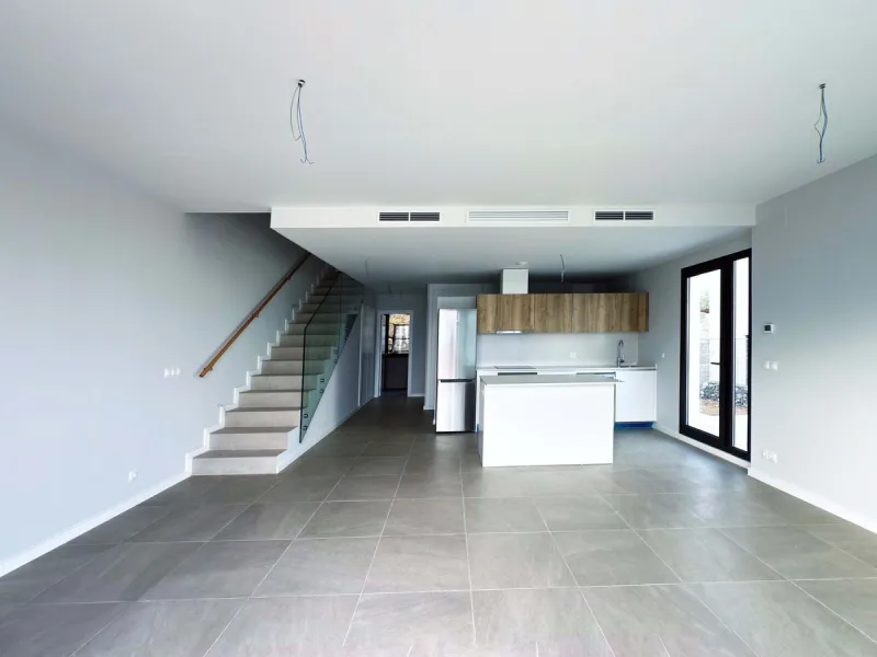 For sale: a stunning 4-bedroom, 3-bathroom townhouse located in the exclusive Riviera del Sol urbanization. The property is in perfect condition, ready to move into, with spacious, bright interiors and high-quality finishes. It offers breathtaking sea vie