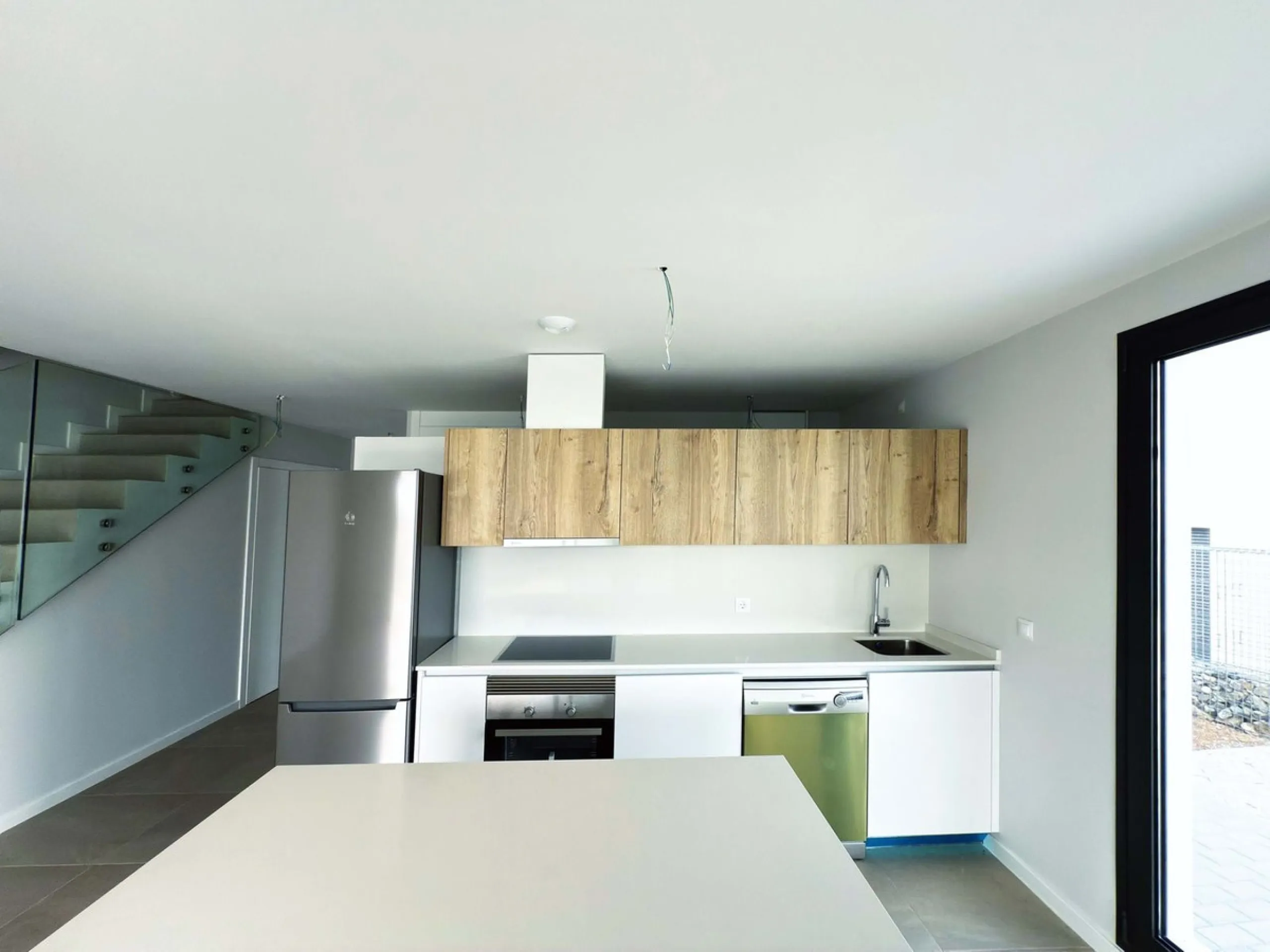 For sale: a stunning 4-bedroom, 3-bathroom townhouse located in the exclusive Riviera del Sol urbanization. The property is in perfect condition, ready to move into, with spacious, bright interiors and high-quality finishes. It offers breathtaking sea vie