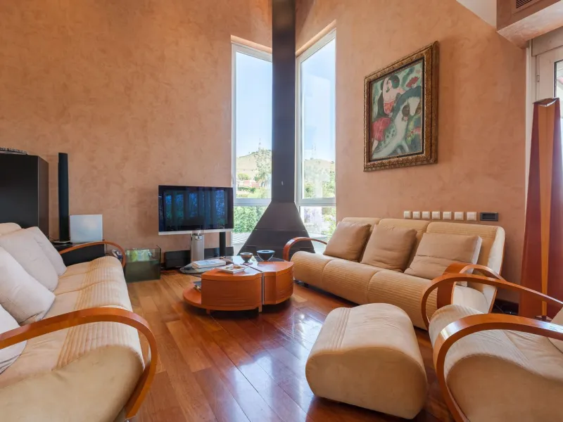 Villa de autor con piscina interior y exterior en Esplugues de Llobregat, Barcelona